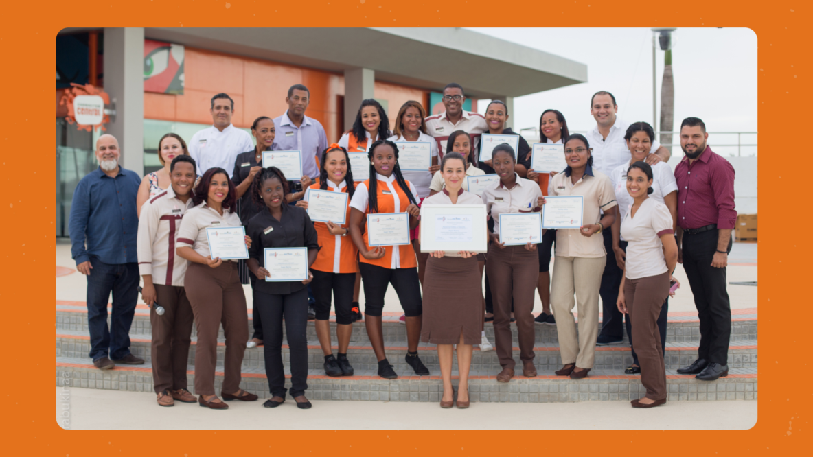 Graduados del programa de capacitación de Nickelodeon Hotels con sus certificados en la ceremonia de entrega